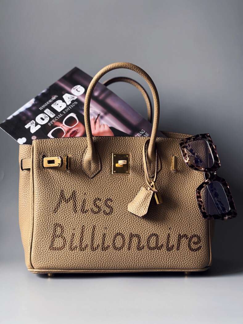 Kožená béžová kabelka Zoi Bag s nápisem "Miss Billionaire" z limitované edice