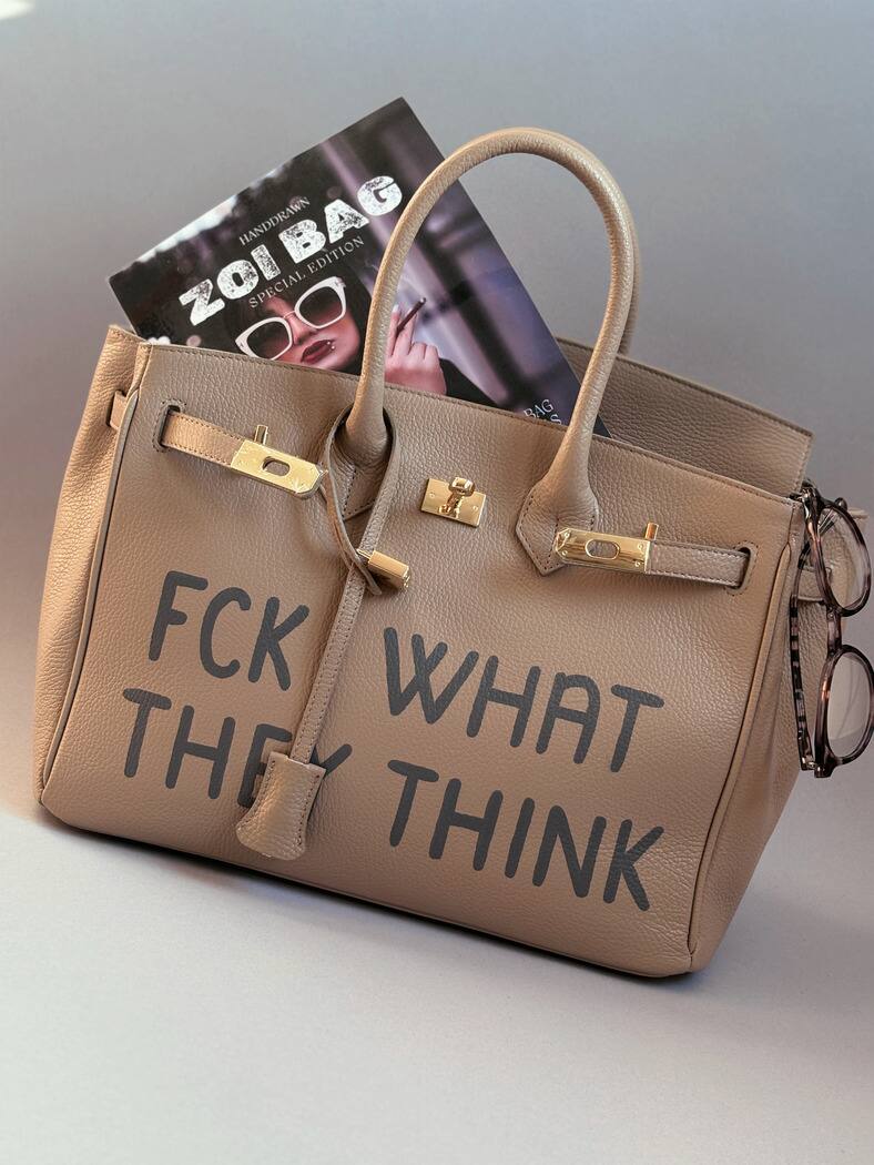 Béžová kožená designová tote kabelka z kvalitní italské kůže s ručně malovaným nápisem od Zoibag. Zapínaní pomocí ikonického zámku s klíčkem.