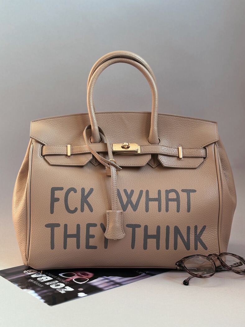 Originální art designová kabelka z kvalitní italské kůže s ručně malovaným nápisem od Zoibag.