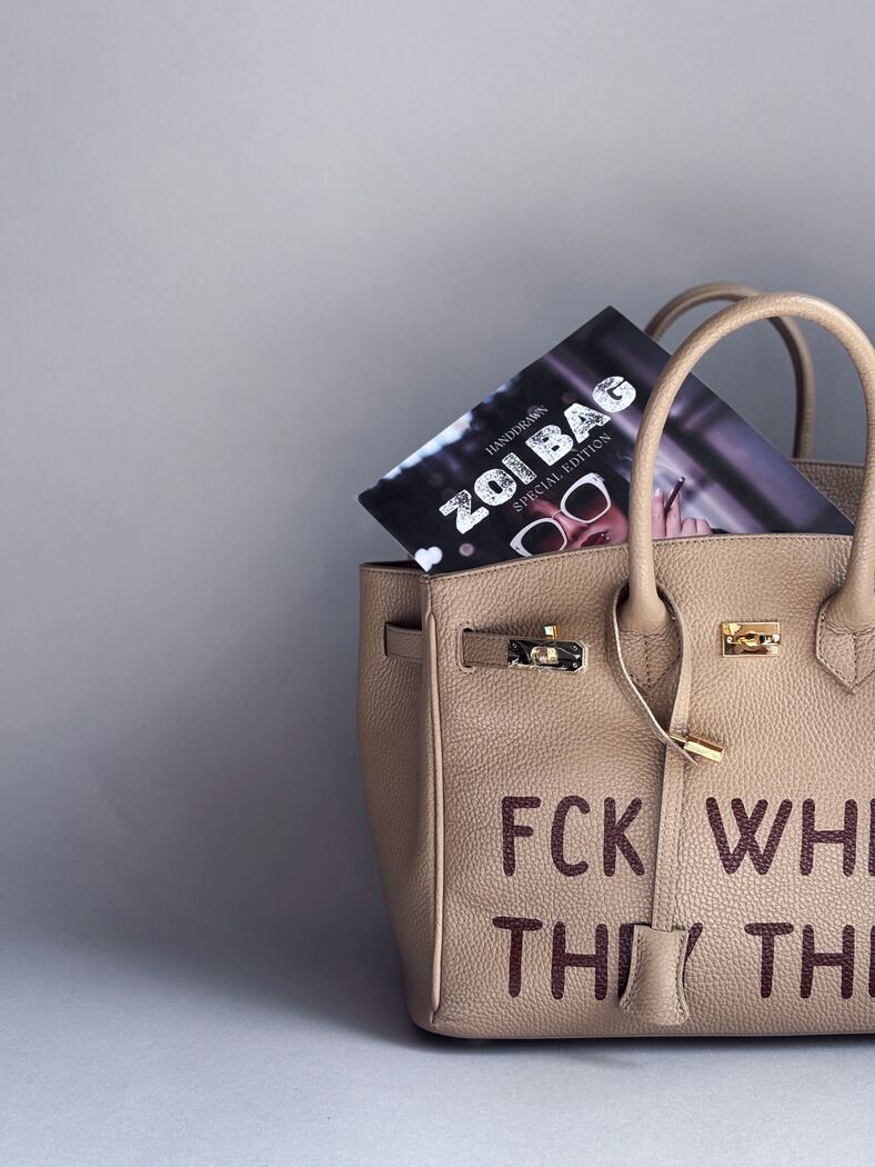 Detailní záběr na béžovou koženou shopper kabelku z pravé italské kůže s ručně malovaným nápisem od Zoibag.