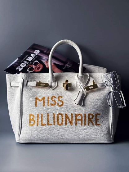 Stylová bílá kožená kabelka Zoi Bag s nápisem "Miss Billionaire"