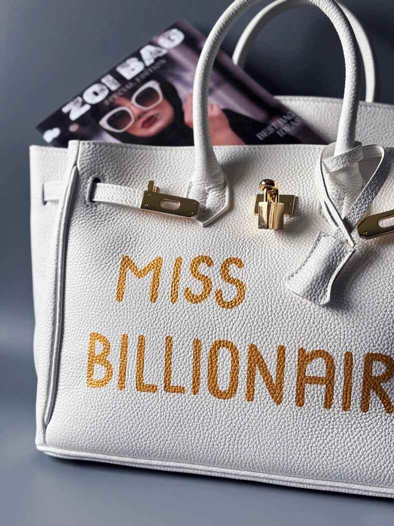 Designová bílá kožená kabelka Zoi Bag s nápisem "Miss Billionaire" detail