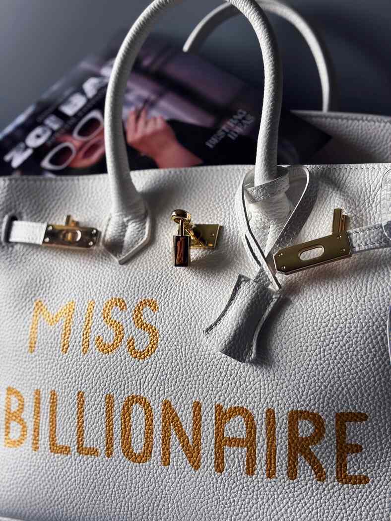 Art bílá kožená kabelka Zoi Bag s nápisem "Miss Billionaire" detail