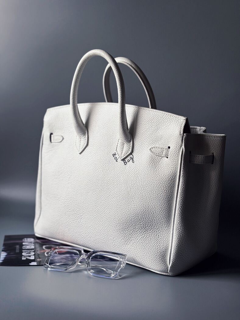 Velká bílá kožená kabelka Zoi Bag s nápisem "Miss Billionaire" zezadu