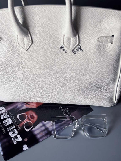 Velká bílá kožená kabelka Zoi Bag s nápisem "Miss Billionaire" zezadu