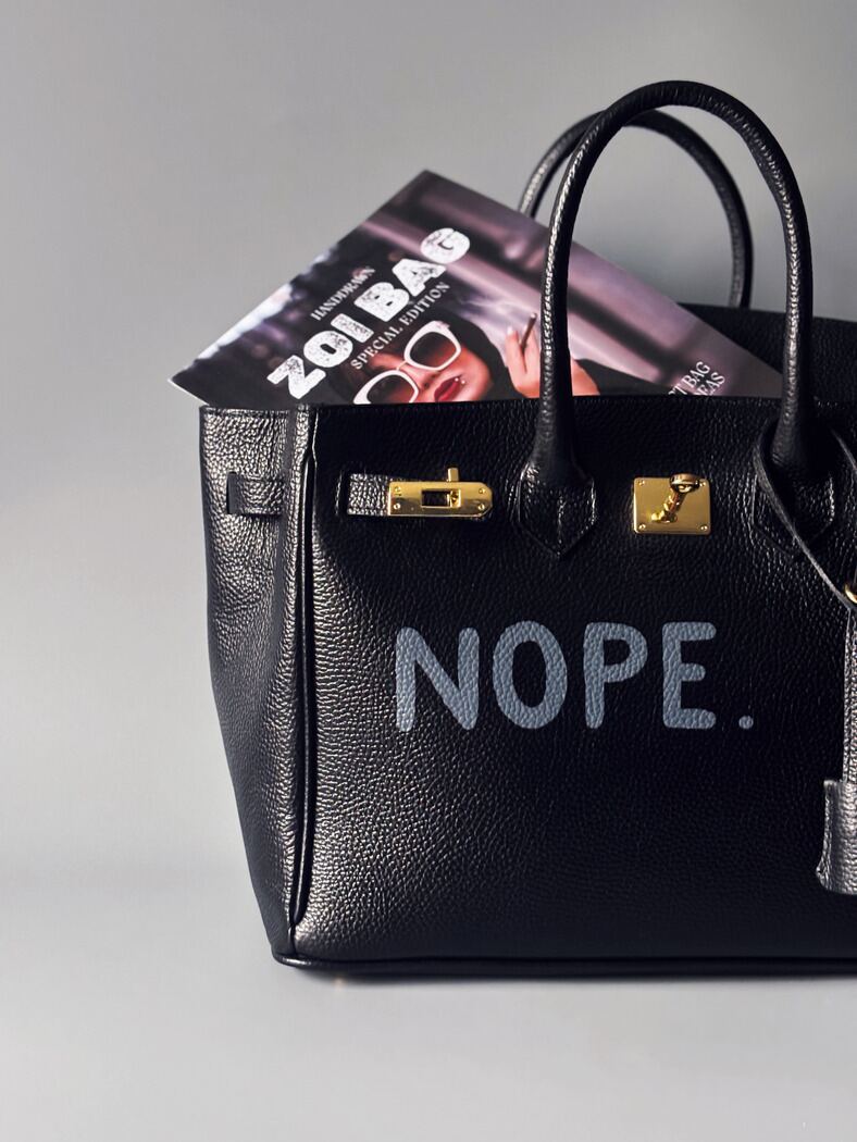 Černá velká kožená kabelka Zoi Bag s ručně psaným nápisem "Nope" detail
