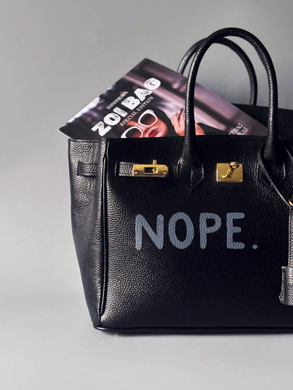 Černá velká kožená kabelka Zoi Bag s ručně psaným nápisem "Nope" detail