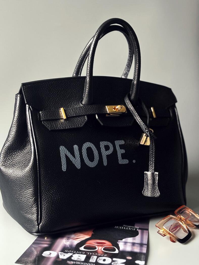 Černá velká kožená kabelka Zoi Bag s ručně psaným nápisem "Nope" z boku