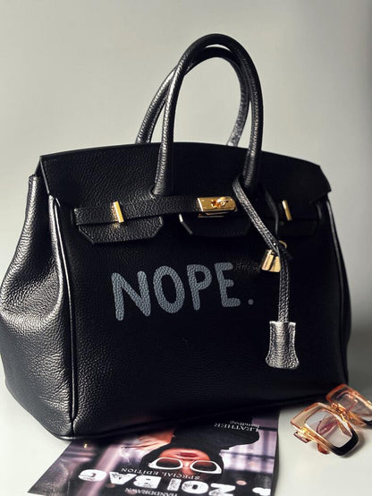 Černá velká kožená kabelka Zoi Bag s ručně psaným nápisem "Nope" z boku