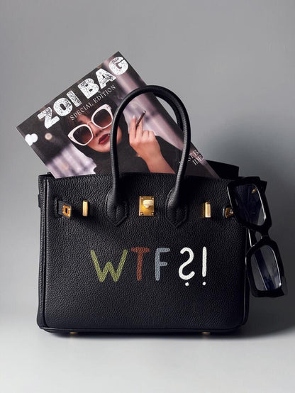 Černá kožená kabelka Zoi Bag s výrazným nápisem "WTF"