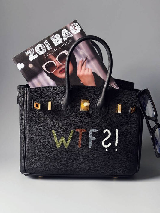 Art kožená kabelka Zoi Bag v černé barvě s nápisem "WTF"