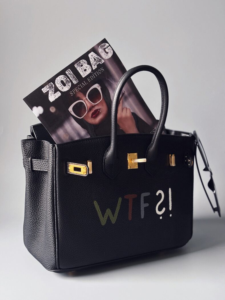 Černá designová kabelka Zoi Bag z pravé kůže s nápisem "WTF" z boku