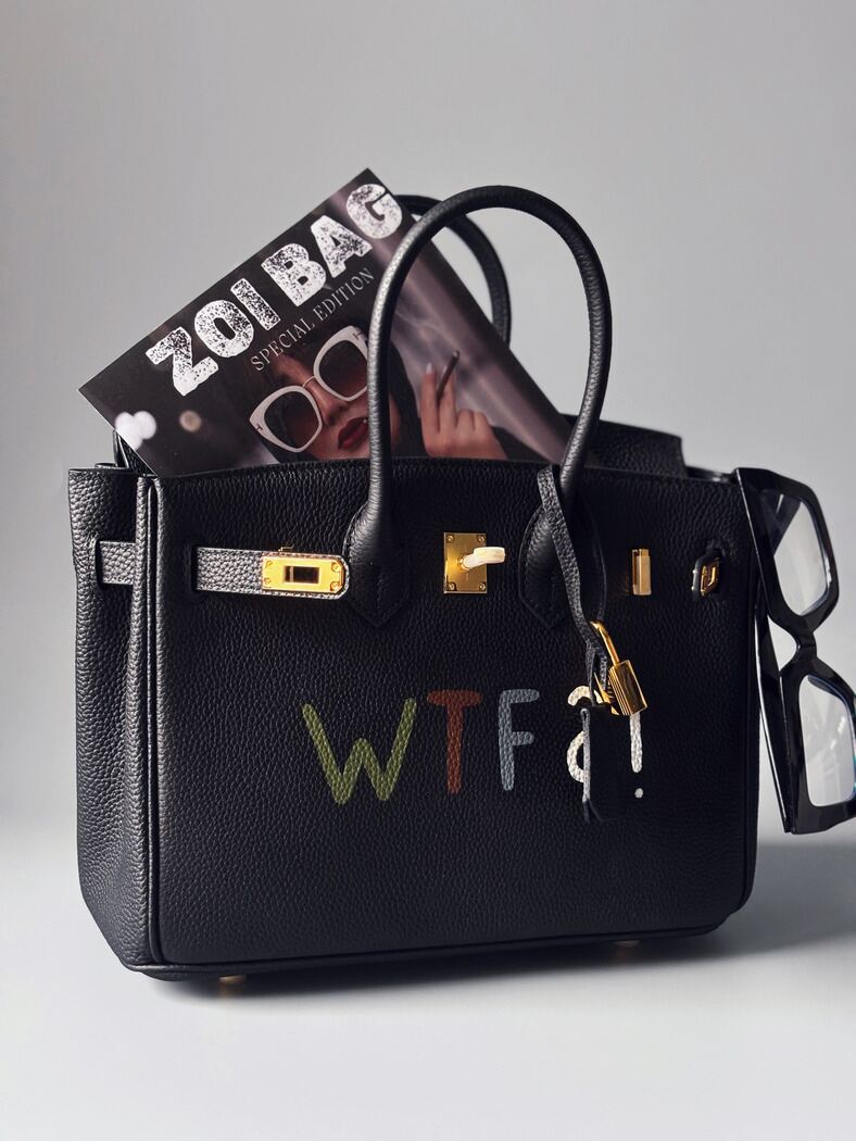 Originální kožená kabelka Zoi Bag v černé barvě s výrazným nápisem "WTF"