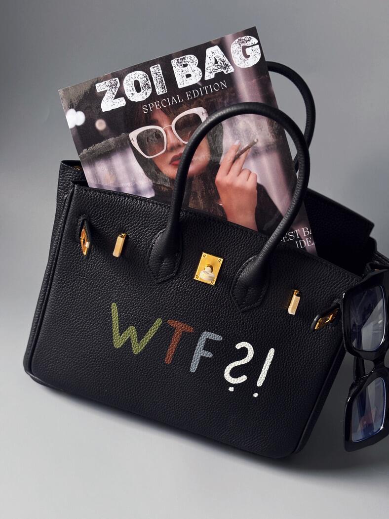 Unikátní kožená kabelka Zoi Bag s nápisem "WTF", v černé barvě se zlatými doplňky