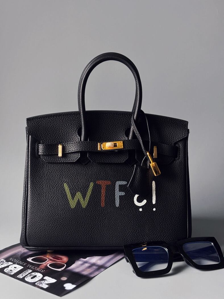 Černá kožená kabelka Zoi Bag s nápisem "WTF" z limitované edice