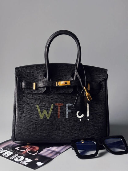 Černá kožená kabelka Zoi Bag s nápisem "WTF" z limitované edice