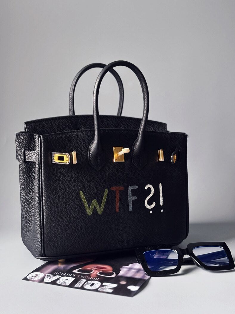 Designová kožená kabelka Zoi Bag s nápisem "WTF" v černé barvě