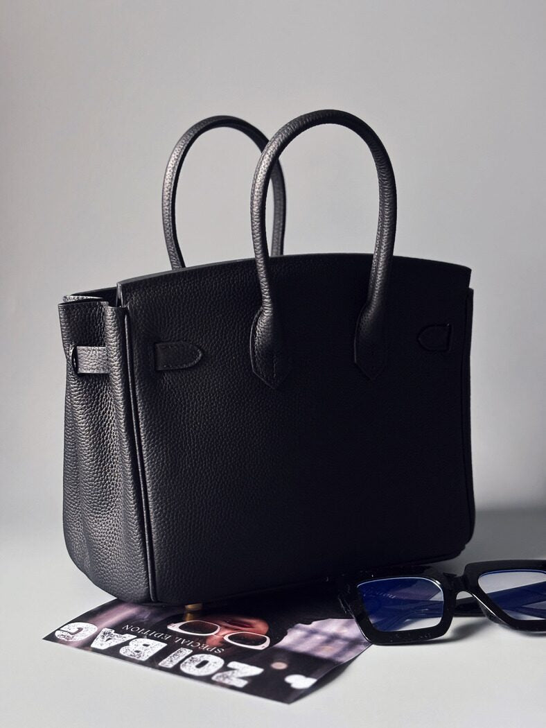 Černá kožená kabelka Zoi Bag s nápisem "WTF" zezadu