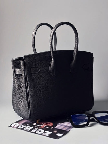 Černá kožená kabelka Zoi Bag s nápisem "WTF" zezadu