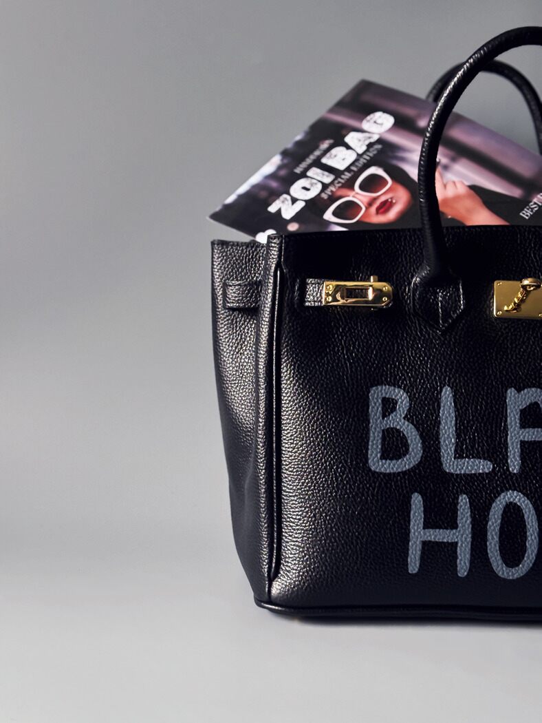 Černá velká kožená kabelka s ručně psaným nápisem "Black Hole" detail