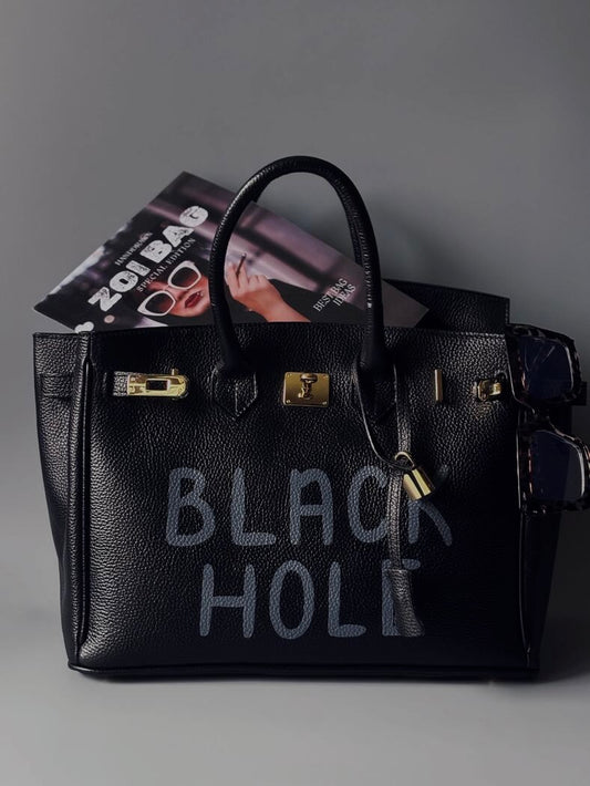 Černá velká kožená kabelka s ručně psaným nápisem "Black Hole"
