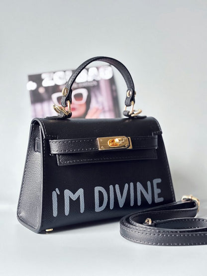 Designová luxusní černá kabelka s ručně psaným nápisem, elegantním otočným zámkem a odnímatelným crossbody popruhem.
