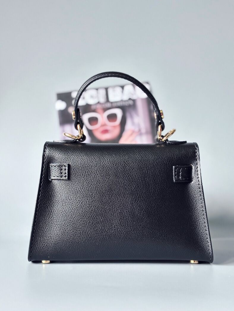 Designová luxusní černá kabelka s ručně psaným nápisem, elegantním otočným zámkem a odnímatelným crossbody popruhem. Zezadu.