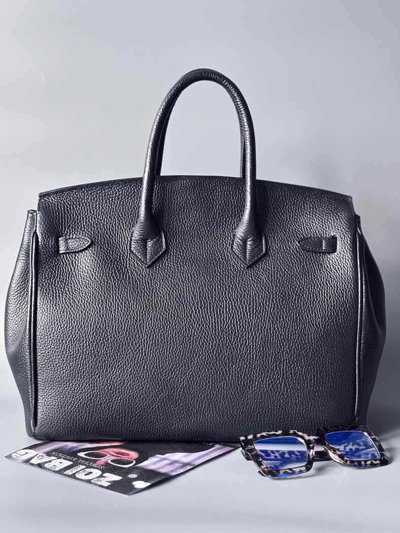 Luxusní designová kabelka Zoi Bag s ručně psaným nápisem a s cákanci barvou. Ikonické zapínání se zámkem a klíčkem. Zezadu.