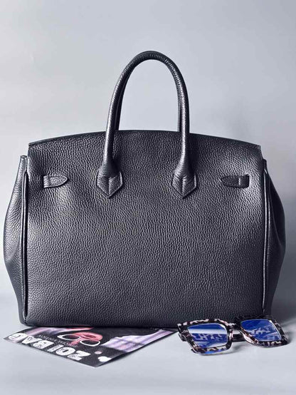 Luxusní designová kabelka Zoi Bag s ručně psaným nápisem a s cákanci barvou. Ikonické zapínání se zámkem a klíčkem. Zezadu.