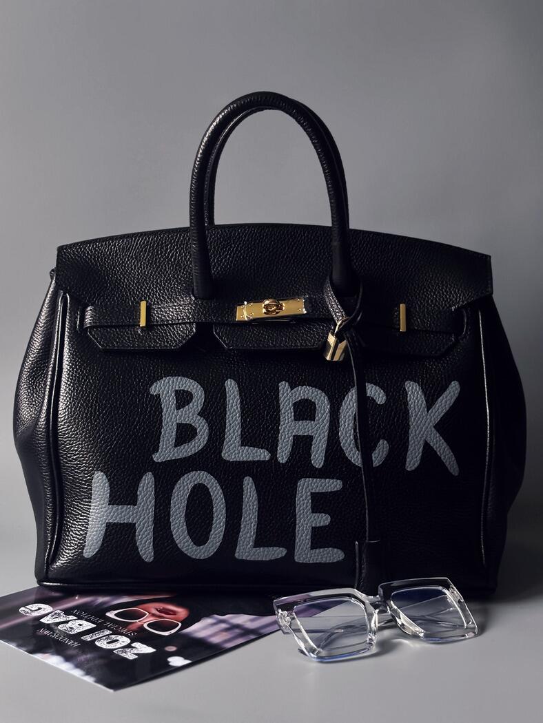 Černá velká kožená kabelka Zoi Bag s ručně psaným nápisem "Black Hole" zapnutá