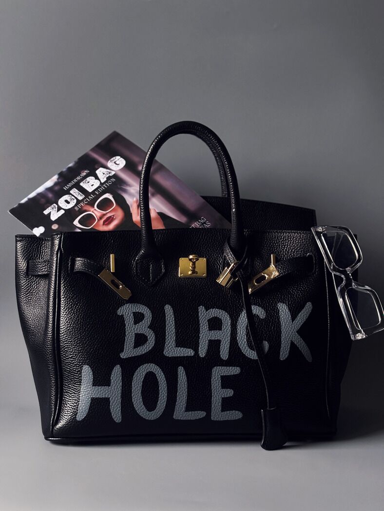 Černá velká kožená kabelka Zoi Bag s ručně psaným nápisem "Black Hole"