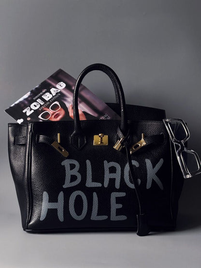 Černá velká kožená kabelka Zoi Bag s ručně psaným nápisem "Black Hole"