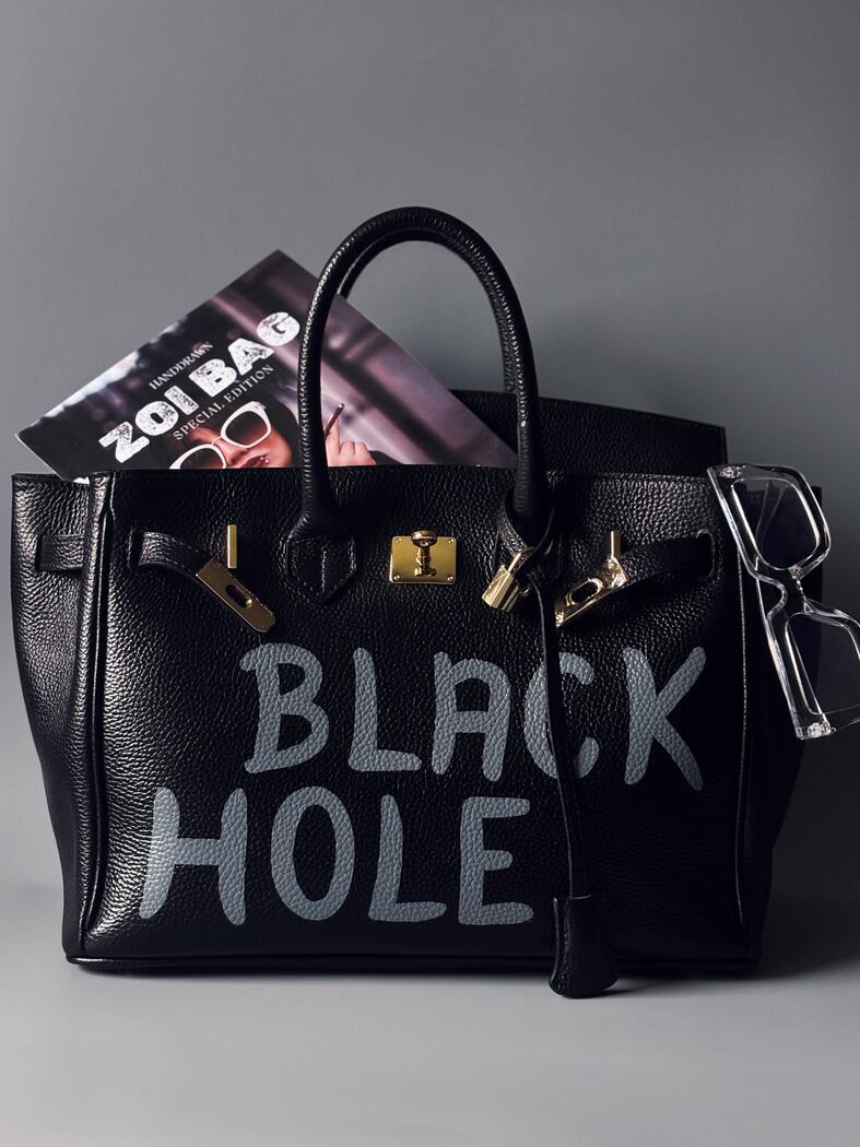 Černá velká kožená kabelka Zoi Bag s ručně psaným nápisem "Black Hole"