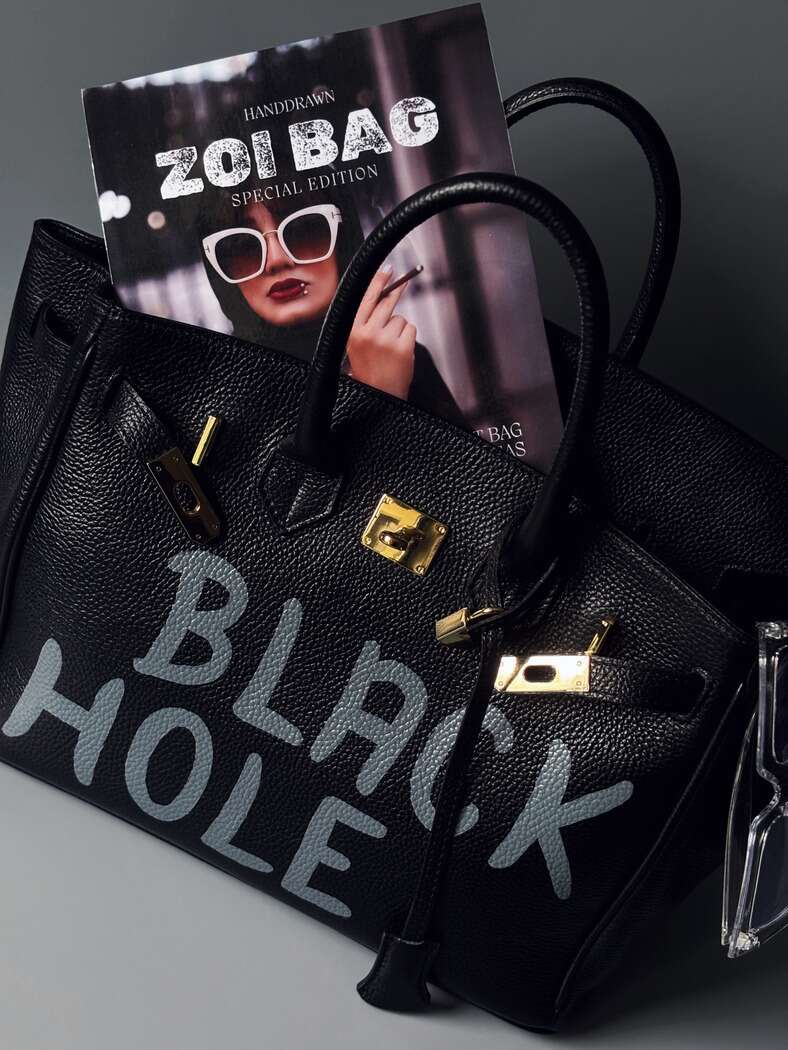 Černá velká kožená kabelka Zoi Bag s ručně psaným nápisem "Black Hole"