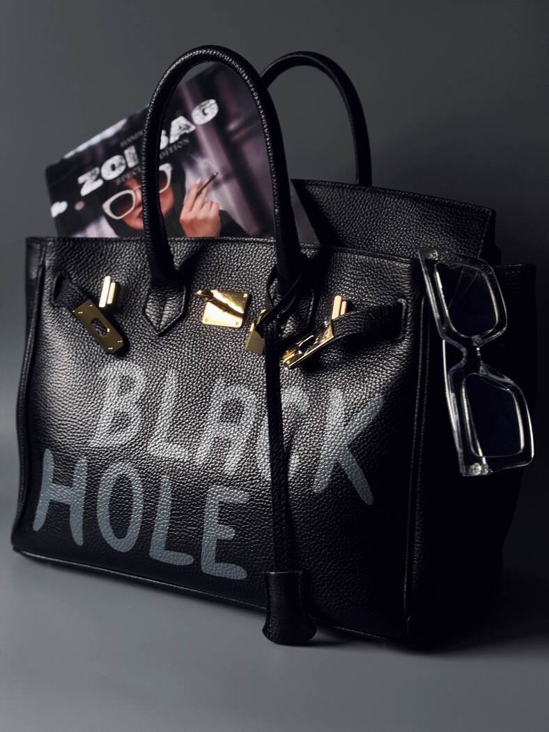 Černá velká kožená kabelka Zoi Bag s ručně psaným nápisem "Black Hole" z boku