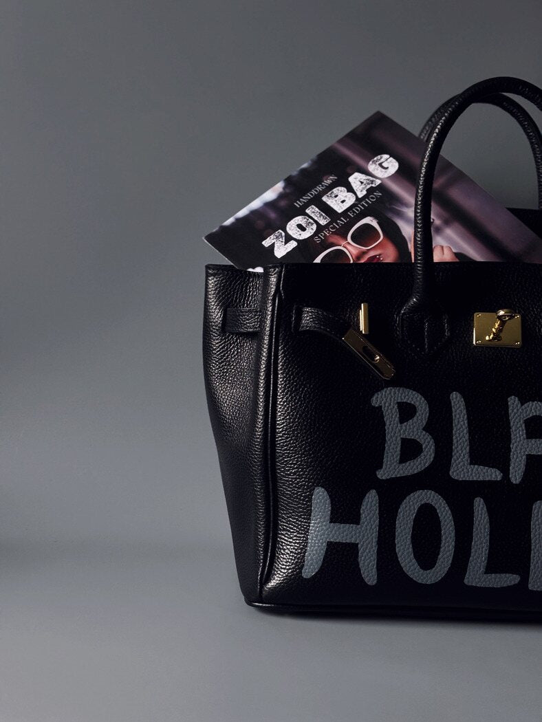 Černá velká kožená kabelka Zoi Bag s ručně psaným nápisem "Black Hole" detai