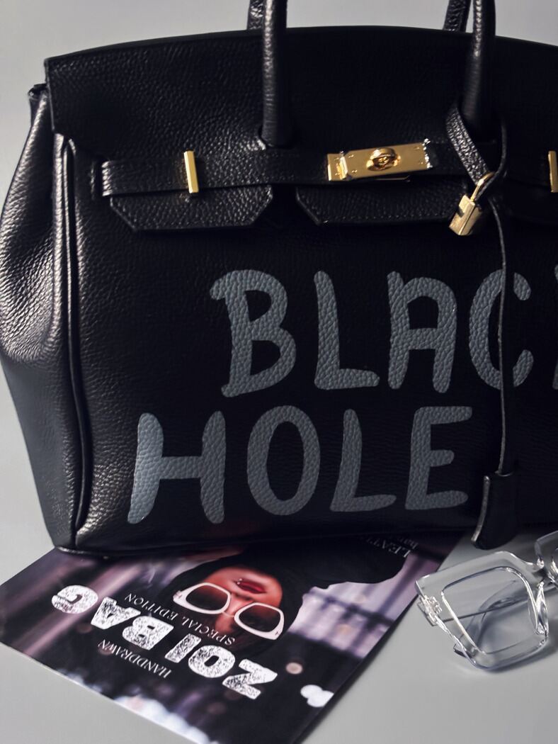 Černá velká kožená kabelka Zoi Bag s ručně psaným nápisem "Black Hole" detail nápisu