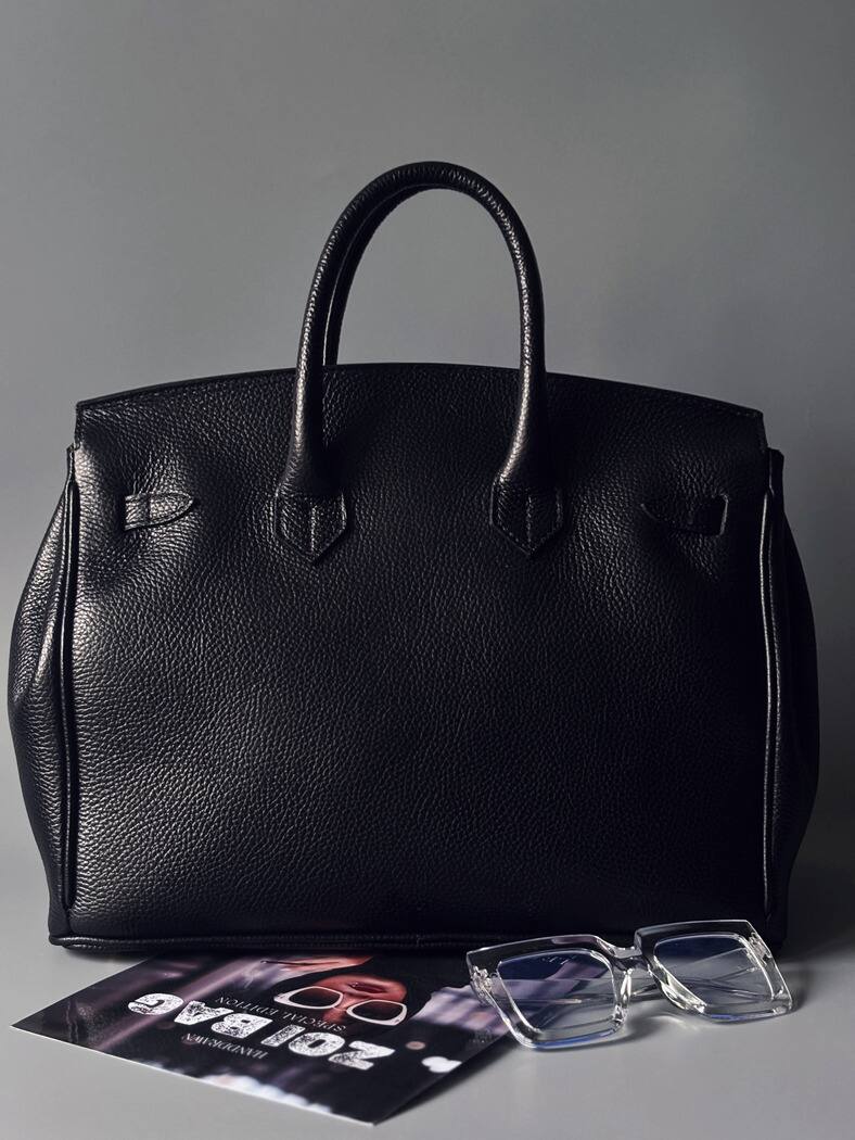 Černá velká kožená kabelka Zoi Bag s ručně psaným nápisem "Black Hole" zezadu