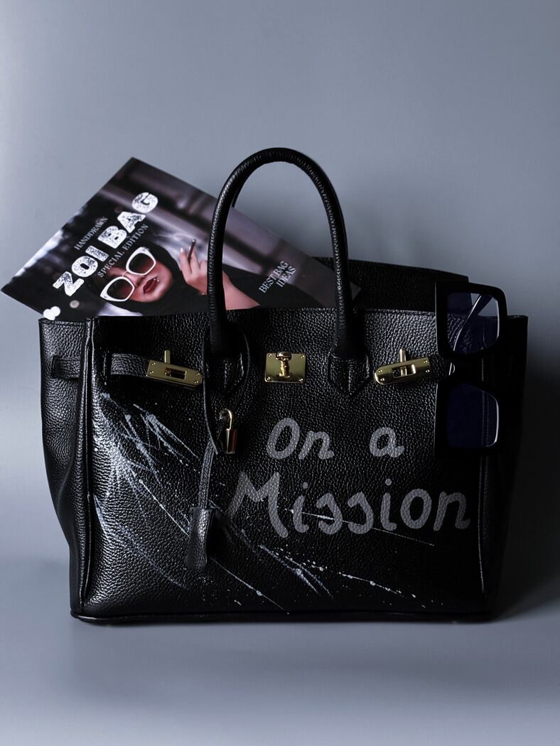 Černá kožená kabelka Zoi Bag s ručně psaným nápisem "On a Mision"