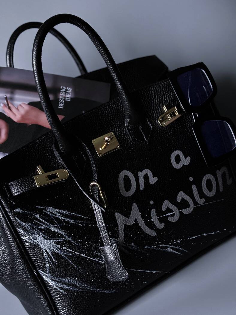 Velká černá kožená kabelka Zoi Bag s ručně psaným nápisem "On a Mision"