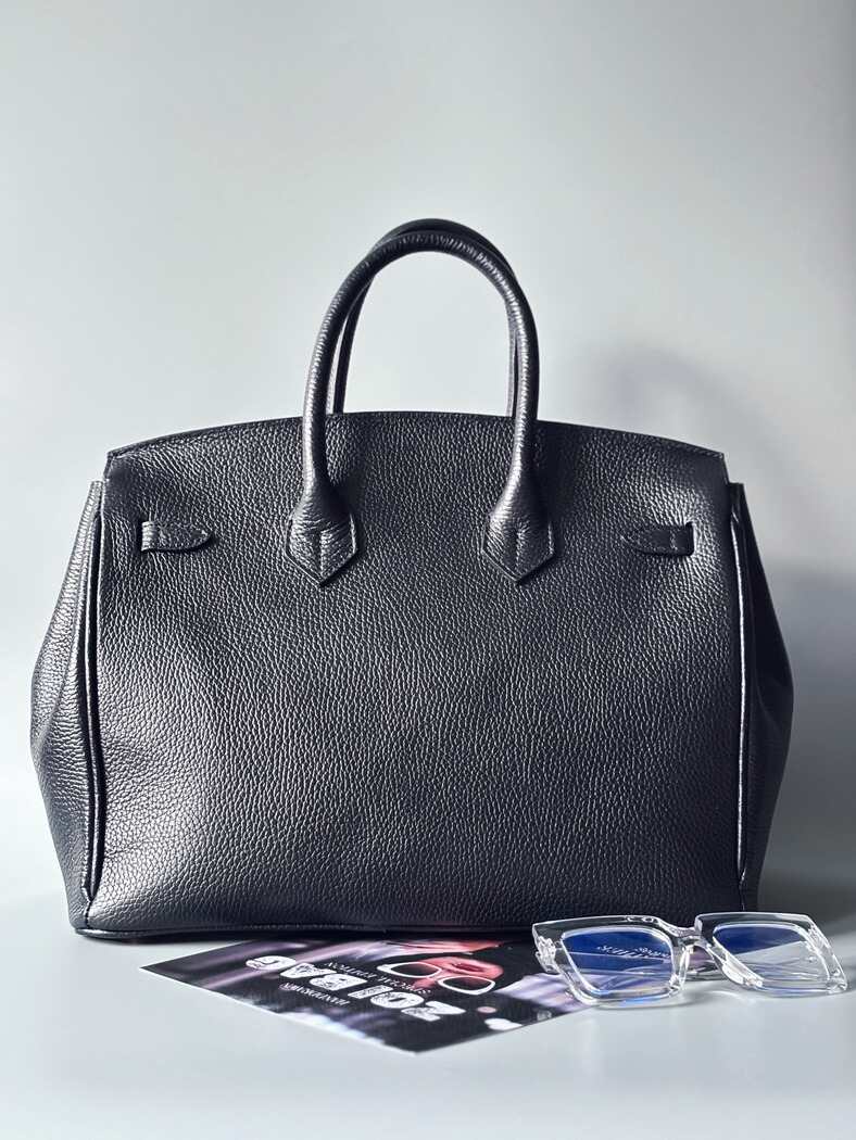 Designová černá kožená kabelka Zoi Bag s ručně psaným nápisem "On a Mission" a cákanci barvou. Zapínání zámkem turn-lock. Zezadu.