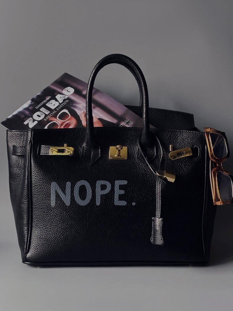 Černá velká kožená kabelka Zoi Bag s ručně psaným nápisem "Nope"