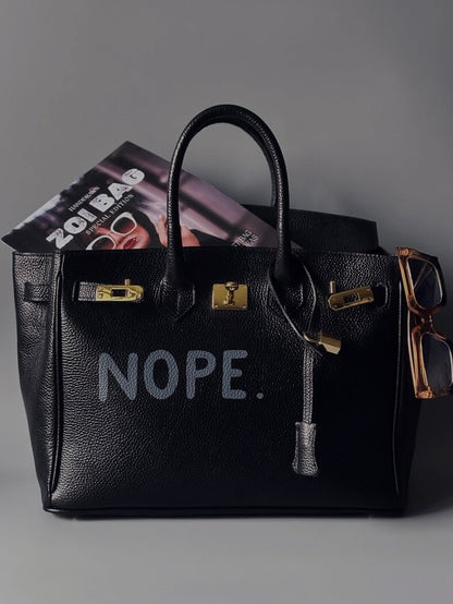 Černá velká kožená kabelka Zoi Bag s ručně psaným nápisem "Nope"