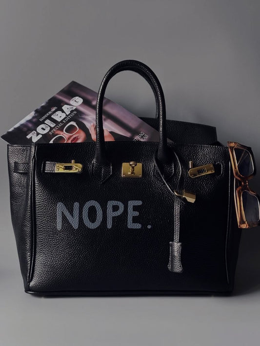 Černá velká kožená kabelka Zoi Bag s ručně psaným nápisem "Nope"