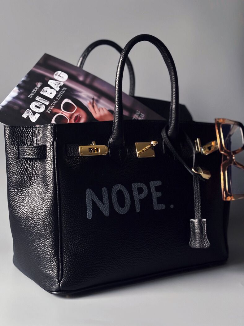 Černá velká kožená kabelka Zoi Bag s ručně psaným nápisem "Nope"