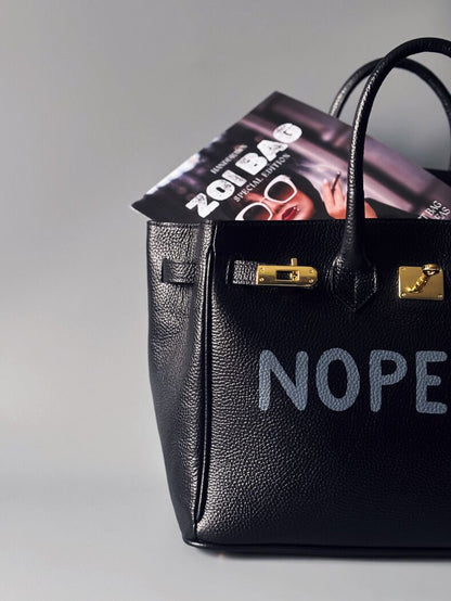 Černá velká kožená kabelka Zoi Bag s ručně psaným nápisem "Nope" detail nápisu