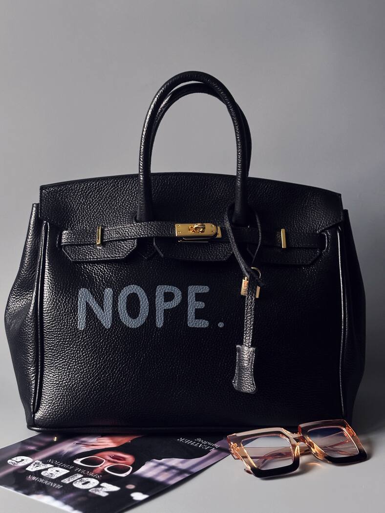 Černá velká kožená kabelka Zoi Bag s ručně psaným nápisem "Nope" zapnutá