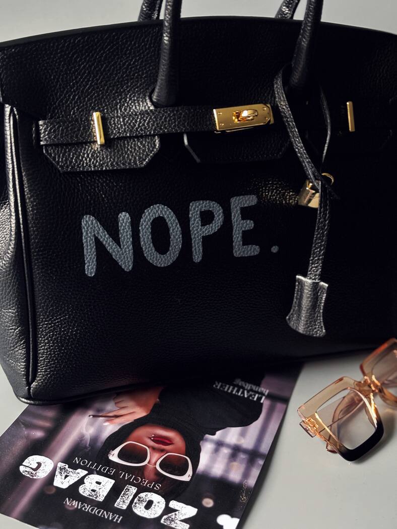 Černá velká kožená kabelka Zoi Bag s ručně psaným nápisem "Nope" detail nápisu