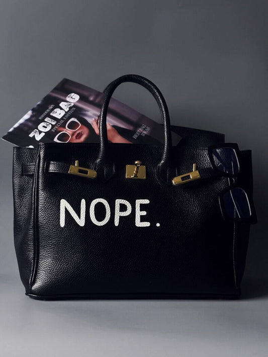 Černá kožená kabelka Zoi Bag, vyrobená z italské kůže s ručně psaným nápisem "Nope"