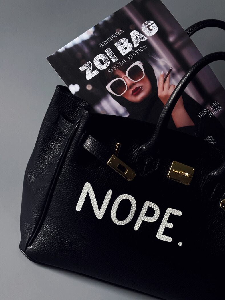 Černá kožená kabelka Zoi Bag, vyrobená z italské kůže s ručně psaným nápisem "Nope" detail nápisu